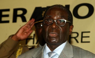 Un passager d'un taxi collectif au Zimbabwe est mort dans une collision frontale avec l'escorte du président Robert Mugabe, un accident qui a fait également 15 blessés et qui est le troisième impliquant l'escorte présidentielle en deux semaines, a indiqué mardi la police.