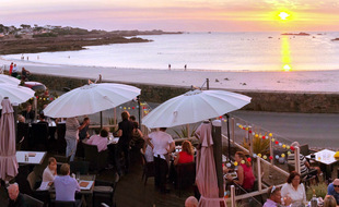 La plage de Côbo, au nord de l'île de Guernesey, est prisée des habitants qui viennent profiter du coucher de soleil en terrasse.
