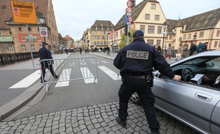 Archives. La police dans les rues de Strasbourg pendant le marché de Noël 2015. Contrôles pour les véhicules.