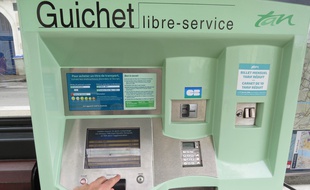Nantes, le 29 mars 2016, un distributeur automatique de tickets TAN.