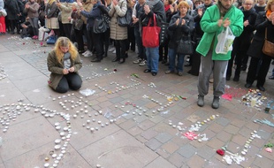 Des milliers de personnes se sont réunies sur la place du Capitole lundi à Toulouse en hommage aux victimes des attaques de Paris.