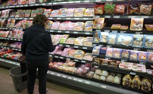 Rayon charcuterie dans un supermarché.
