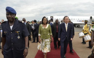 La présidente centrafricaine Catherine Samba-Panza (c) accueille le secrétaire général de L'ONU Ban Ki-moon à l'aéroport de Bangui, le 5 avril 2014