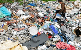 Depuis août, 250 Roms vivent sur près trois hectares de déchets.