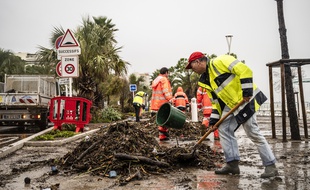Des agents nettoient les dégâts provoqués par de violentes inondations dans le Var et les Alpes-Maritimes, fin novembre 2019.