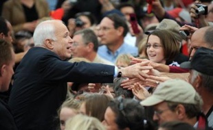 En campagne dans le Missouri (centre), John McCain a de son côté profité de remarques du candidat démocrate à la vice-présidence, Joe Biden, affirmant que M. Obama serait sans doute contraint de faire face à une crise internationale dans les premiers six mois de sa présidence pour mettre en doute la crédibilité de son adversaire démocrate.
