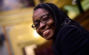 La députée espagnole du parti Podemos Rita Bosaho au Parlement espagnol le 11 mars 2016 à Madrid