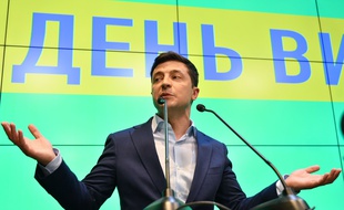 Le comédien Volodymyr Zelensky, vainqueur de la présidentielle en Ukraine, s'exprime le 21 avril 2019.