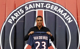 Le nouveau joueur du Paris Saint Germain, Grégory Van Der Wiel lors de sa présentation au Parc des Princes, le 13 septembre 2012.