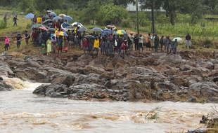 Une route coupée par les inondations au Zimbabwe, le 18 mars 2019.