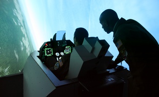La Fighters Academy propose à Bordeaux un simulateur d'avion de chasse F-16