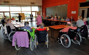 Des personnes âgées jouent au bingo dans une maison de retraite à Lens le 4 décembre 2013