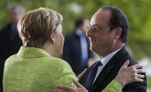 La chancelière allemande, Angela Merkel et le président français, François Hollande à la Chancellerie à Berlin lors de leur «dîner d'adieu», le 8 mai 2017.