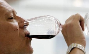 Illustration d'un homme en train de déguster un verre de vin.