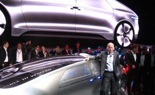 Dieter Zetsche, président de Daimler, présente la F 015, de forme futuriste et arrondie, bourrée d'électronique, le 5 janvier 2015 à Las Vegas, dans le Nevada