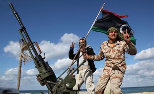 Des miliciens libyens le 14 février 2012 à Tripoli, en Libye.
