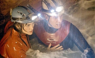 Le réalisateur de Titanic et d'Avatar nous fait goûter à la sensation de plonger à travers une équipe de spéléologues coincée dans une grotte immergée.