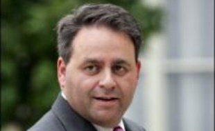 Le ministre du Travail Xavier Bertrand a indiqué dimanche que le contrat de travail unique "ne serait pas un prolongement du CNE" (contrat nouvelles embauches), et comporterait "une obligation de motiver le licenciement" contrairement à ce dispositif très contesté.