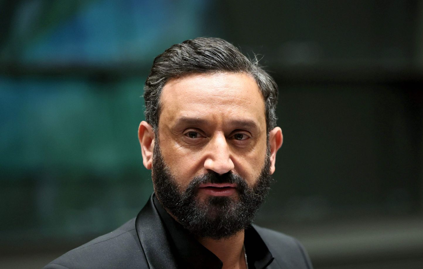 Cyril Hanouna : L'animateur veut poursuivre LFI pour une affiche le visant et qu'il juge « antisémite » thumbnail