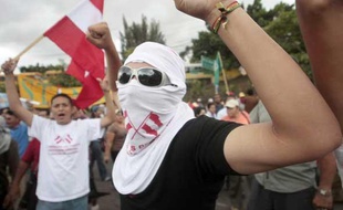 Au Honduras, les partisans du président déchu Manuel Zelaya manifestent à Tegucigalpa le 3 juillet 2009.