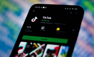 De nombreuses jeunes femmes ont raconté le chantage et le harcèlement sexuel qu’elles ont subi sur TikTok, le réseau social prisé des jeunes.