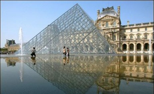 Mercredi, le président de la République s'adressera aux quelque 2.000 cadres de l'UMP au Carrousel du Louvre pour les remercier de leur travail pendant la période électorale. Il aura l'occasion, selon son porte-parole David Martinon, "de leur indiquer le lien personnel fort qu'il entend garder avec sa famille politique".