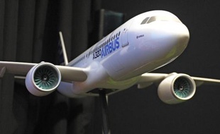 Boeing a vaincu son rival Airbus sur son terrain jeudi au salon aéronautique du Bourget, le dépassant en commandes, tandis que les grands constructeurs régionaux ont battu des records, illustrant le dynamisme du secteur.