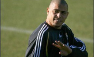 Le Real Madrid et l'AC Milan sont tombés d'accord dans la nuit de mercredi à jeudi pour le transfert de l'attaquant brésilien Ronaldo qui arrivera dés jeudi en Italie, annonce jeudi la presse italienne.