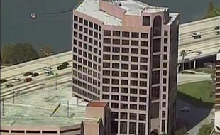 L'immeuble où a eu lieu la fusillade, à Orlando. (Capture-écran de la télévision).
