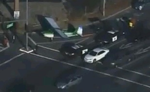 Un petit avion posé sur une autoroute en Californie le 3 octobre 2013