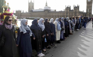 Hier, des femmes musulmanes se sont rassemblées sur le pont de Westminster, où a eu lieu l'attaque.