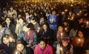 Dans les campagnes pauvres de l'Inde où les femmes vivent sous tutelle, la coutume est synonyme de double peine pour les victimes de violences sexuelles souvent réduites au silence afin de préserver l'honneur de leur famille et d'un village.