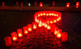 Des bougies forment un ruban rouge à Berlin, le 30 novembre 2013, lors de la journée nationale de lutte contre le sida