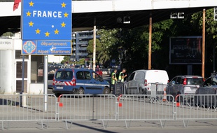 Poste de frontière entre la France et l'Italie. (Illustration)