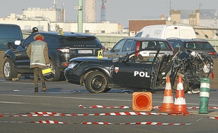 Le véhicule de la BAC N75 a été pulvérisé par le chauffard qui roulait à 150 km/h.