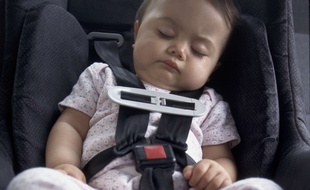 Illustration d'un bébé en voiture