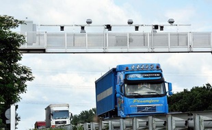 Un portique écotaxe à Armentières le 27 juin 2013.