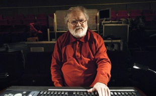 Le compositeur Pierre Henry dans un studio à Paris le 9 décembre 2008