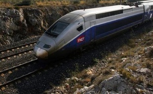Deux femmes "d'une même famille" ont trouvé la mort mercredi soir à Solliès-Pont (Var), à l'entrée Est de Toulon, après avoir été percutées par la motrice d'un TGV, a-t-on appris auprès des pompiers et de la gendarmerie.