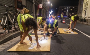Des militants transforment des voies de circulation en piste cyclable, le 16 septembre 2019, à Toulouse.