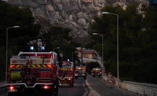 Des camions de pompiers se dirigent vers les Calanques, le 5 septembre 2016.