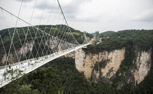 Le pont en verre le plus long du monde a ouvert au public en Chine, dans la vallée de Zhangjiajie, le 20 août 2016.