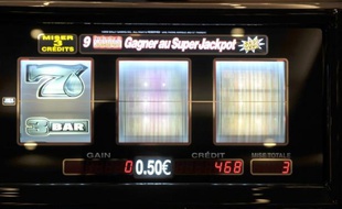 Un joueur particulièrement chanceux a gagné dans la nuit de samedi à dimanche 5.875.836 euros sur une machine à sous du casino de Gérardmer (Vosges) un quart d'heure avant la fermeture de l'établissement, ont annoncé les organisateurs du "Magic Jackpot" dans un communiqué.