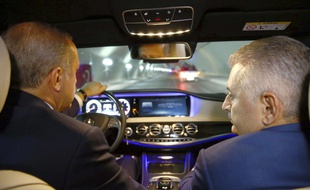 Le président turc Recep Tayyip Erdogan et le Premier ministre Binali Yildirim traversent le Bosphore par le nouveau tunnel pour automobiles, le 8 octobre 2016.