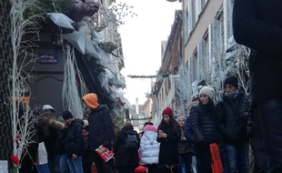 Des bougies en hommage aux victimes de l'attentat de Strasbourg (Bas-Rhin) dans la rue des Orfèvres ce week-end.