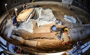 Une équipe d'archéologues italiens a mis au jour mardi un squelette en bon état de conservation dans un couvent abandonné de Florence où des recherches sont en cours pour éclaircir le mystère de la femme qui aurait servi de modèle à La Joconde de Léonard de Vinci.