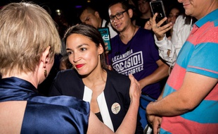 Alexandria Ocasio-Cortez célèbre sa victoire dans le Bronx, le 26 juin 2018.