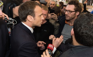 Emmanuel Macron échange avec des agriculteurs au Salon de l'agriculture, le 24 février 2018.