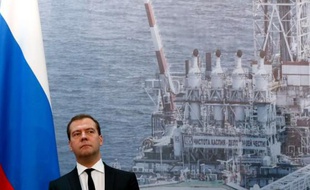 Le Premier ministre russe Dmitri Medvedev a estimé lundi que la croissance de l'économie russe s'élèverait "dans le meilleur des cas" à 2% en 2013, soit bien moins que les années précédentes, en raison de la mauvaise conjoncture internationale.