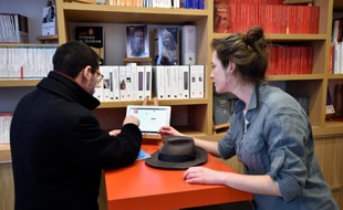 Des clients de la nouvelle librairie des Presses universitaires de France choisissent sur une tablette les livres qu'ils veulent imprimer, à Paris, le 16 mars 2016
